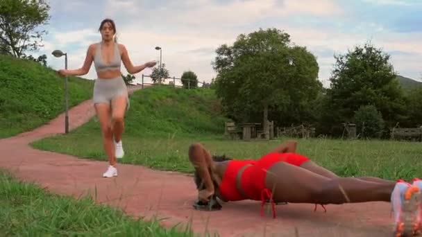 Cuerdas Ejercicios Fuerza Parque Dos Chicas Fitness Multiétnicas Vestidas Rojo — Vídeos de Stock
