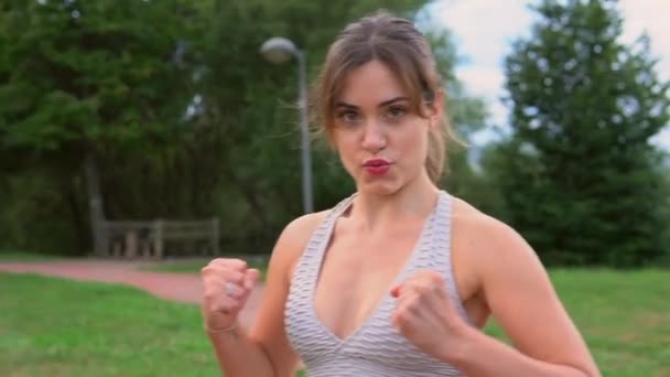 Chica Muy Feliz Después Del Ejercicio Dos Chicas Fitness Multiétnicas — Vídeos de Stock