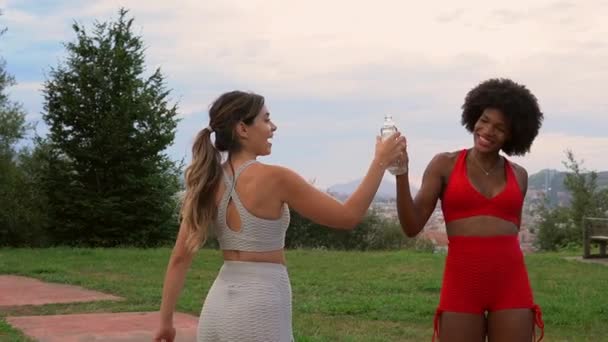 Chicas Bebiendo Agua Con Dos Botellas Después Del Ejercicio Dos — Vídeos de Stock