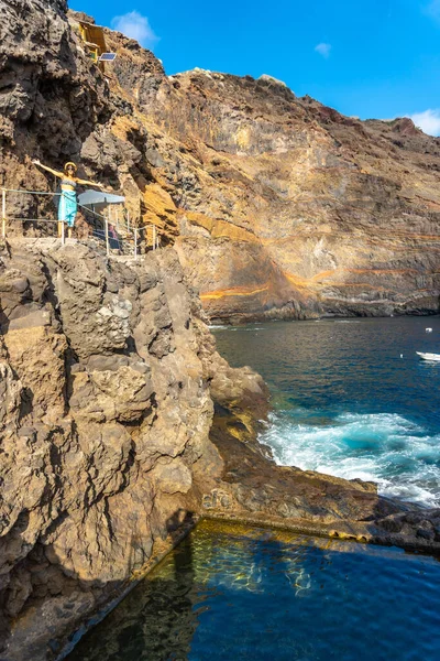 Jovem Turista Verão Miradouro Olhando Apreciando Enseada Puerto Puntagorda Ilha — Fotografia de Stock