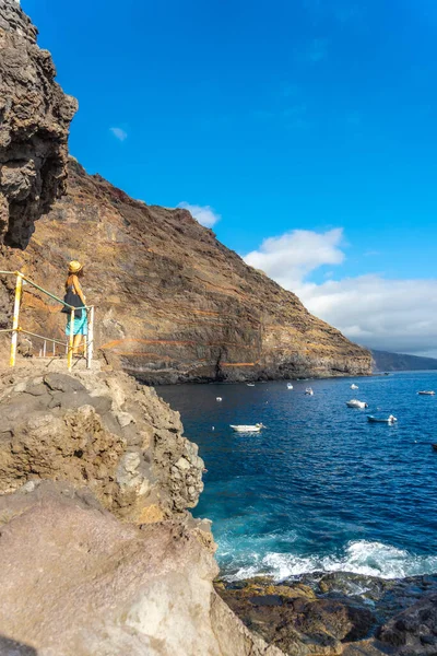 Mladý Turista Létě Pohledu Těší Zátoce Puerto Puntagorda Ostrov Palma — Stock fotografie