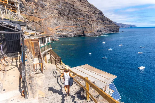 Turista Jovem Descendo Escadas Para Chegar Enseada Puerto Puntagorda Ilha — Fotografia de Stock