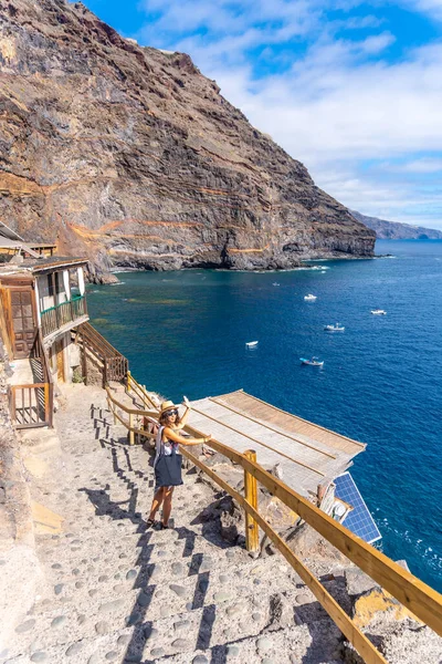 Mladý Turista Sestupující Schodech Zátoce Puerto Puntagorda Ostrov Palma Kanárské — Stock fotografie