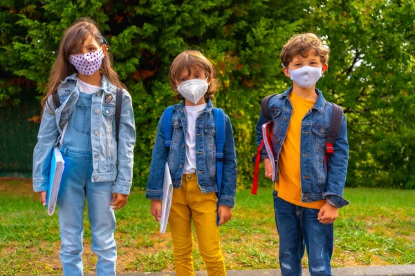 Três Irmãos Com Máscaras Prontas Para Voltar Escola Nova Normalidade — Fotografia de Stock