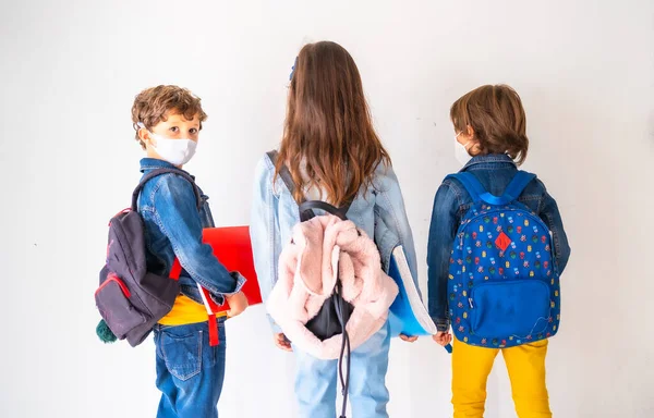 Három Maszkos Gyerek Készen Áll Hogy Visszamenjen Iskolába Normalitás Társadalmi — Stock Fotó