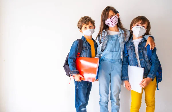 Três Crianças Com Máscaras Prontas Para Voltar Escola Nova Normalidade — Fotografia de Stock