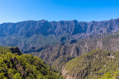 Kanarya Adaları 'ndaki Caldera de Taburiente' nin yanındaki La Palma adasındaki La Cumbrecita dağındaki Mirador de los Roques 'tan görüntüler. İspanya