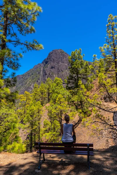 Ein Junger Tourist Ruht Sich Auf Dem Cumbrecita Pfad Auf — Stockfoto