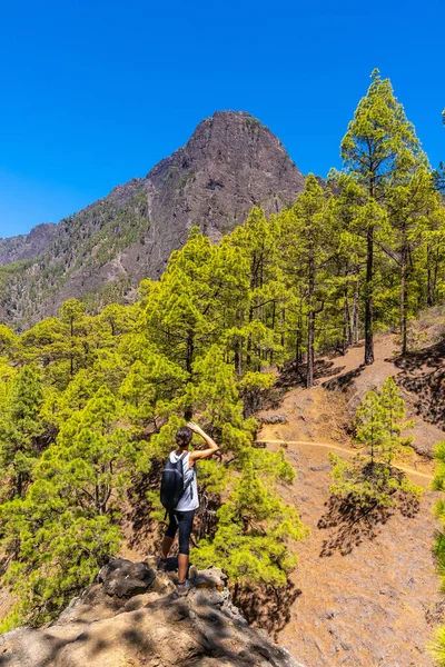 La Palma adasında, Kanarya Adaları 'ndaki Caldera de Taburiente' nin yanındaki La Cumbrecita 'nın güzel patikasında genç bir kadın. İspanya