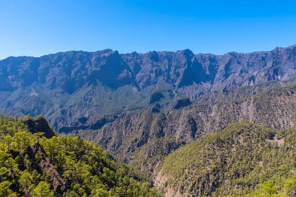 Kanarya Adaları 'ndaki Caldera de Taburiente' nin yanındaki La Palma adasındaki La Cumbrecita dağındaki Mirador de los Roques 'tan görüntüler. İspanya