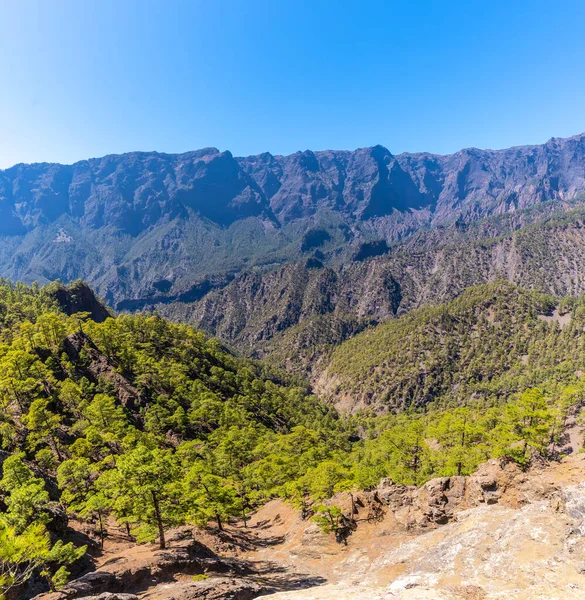 Kanarya Adaları 'ndaki Caldera de Taburiente' nin yanındaki La Palma adasındaki La Cumbrecita dağındaki Mirador de los Roques 'tan görüntüler. İspanya