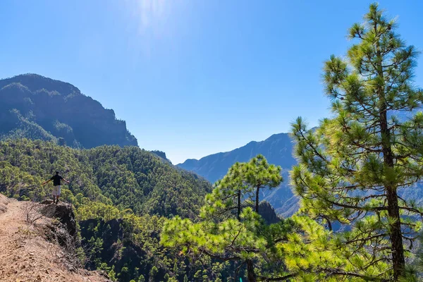 Joven Mirando Paisaje Caminata Desde Cima Cumbrecita Junto Las Montañas — Foto de Stock