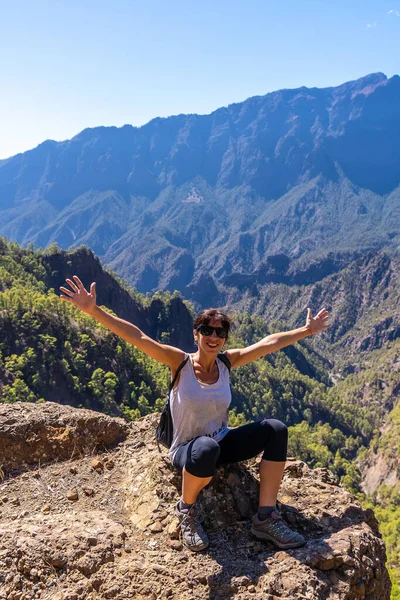 Una Giovane Donna Che Riposa Dopo Trekking Sulla Cima Della — Foto Stock