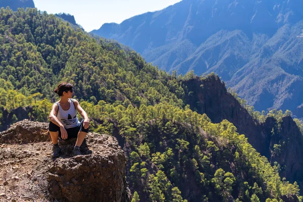 Nuori Nainen Lepää Jälkeen Vaellus Päälle Cumbrecita Istuu Luonnon Näkökulmasta — kuvapankkivalokuva