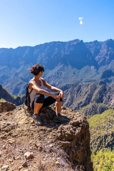 Una Joven Descansando Después Trekking Cima Cumbrecita Sentada Mirador Natural — Foto de Stock