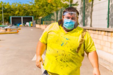 Geri dönüşüm fabrikasında çalışan işçiler veya temiz nokta ve yüz maskesi ve plastik ekran ile çöp, yeni normal, koronavirüs salgını, covid-19. Bitki işçisi portresi