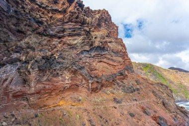 Kanarya Adaları 'ndaki La Plama Adası' nın doğusundaki Nogales plajına varış yolu. İspanya