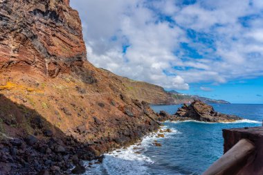 Kanarya Adaları 'ndaki La Plama Adası' nın doğusundaki Nogales plajına varış yolu. İspanya
