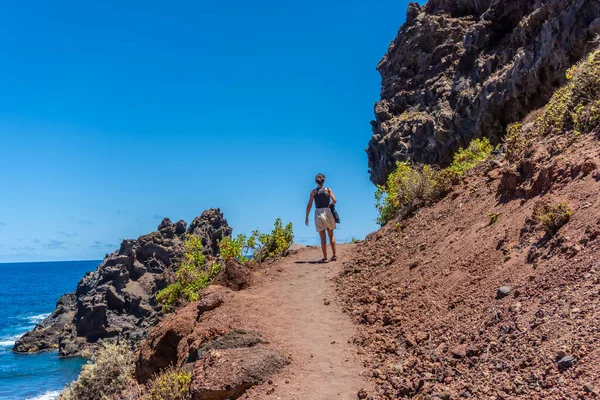 Uma Jovem Caminhando Longo Caminho Verão Para Praia Nogales Leste — Fotografia de Stock