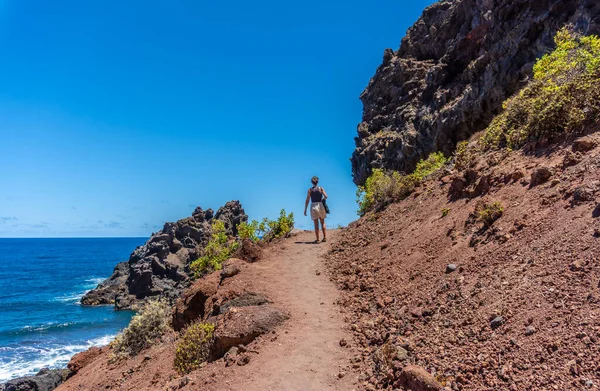 Uma Jovem Caminhando Longo Caminho Verão Para Praia Nogales Leste — Fotografia de Stock