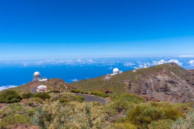 Caldera de Taburiente, La Palma, Kanarya Adaları 'ndaki Roque de los Muchachos tepesinden teleskoplar. İspanya