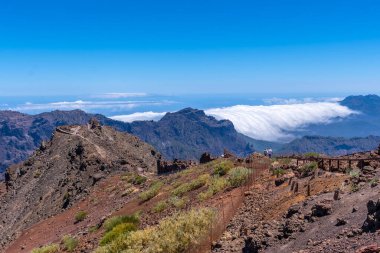 Caldera de Taburiente, La Palma, Kanarya Adaları 'nın tepesindeki Roque de los Muchachos' un tepesine kadar olan yolu gösteriyor. İspanya
