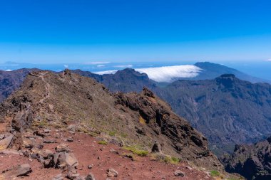 Caldera de Taburiente, La Palma, Kanarya Adaları 'nın tepesindeki Roque de los Muchachos' un tepesine kadar olan yolu gösteriyor. İspanya