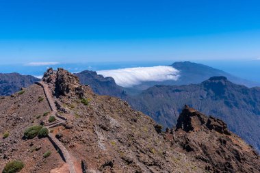 Roque de los Muchachos 'un tepesinden, Caldera de Taburiente, La Palma, Kanarya Adaları' nın tepesine. İspanya