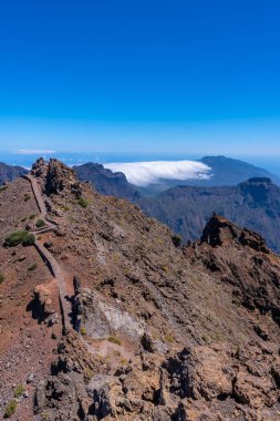 Roque de los Muchachos 'un tepesinden, Caldera de Taburiente, La Palma, Kanarya Adaları' nın tepesine. İspanya