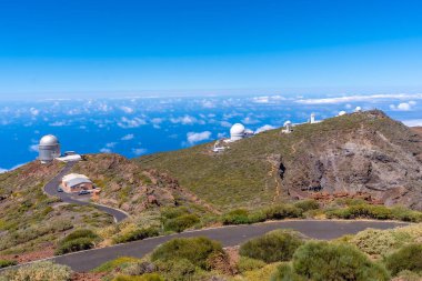 Roque de los Muchachos Ulusal Parkı 'nın teleskopları Caldera de Taburiente, La Palma, Kanarya Adaları' nın tepesinde. İspanya