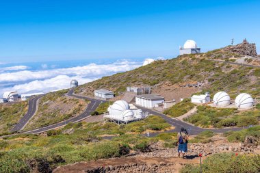 Caldera de Taburiente, La Palma, Kanarya Adaları 'ndaki Roque de los Muchachos Ulusal Parkı' nın teleskoplarına bakan genç bir adam. İspanya