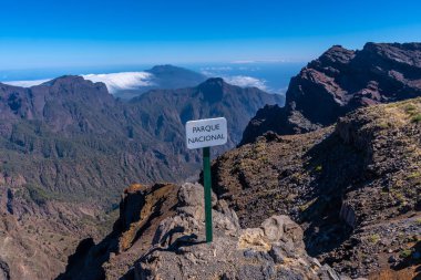 Caldera de Taburiente, La Palma, Kanarya Adaları 'ndaki Roque de los Muchachos' da milli park tabelası. İspanya