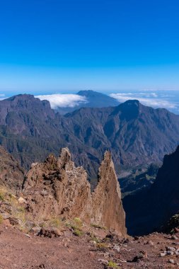 Roque de los Muchachos yakınlarındaki Caldera de Taburiente volkanının tepesi ve inanılmaz manzara, La Palma, Kanarya Adaları. İspanya