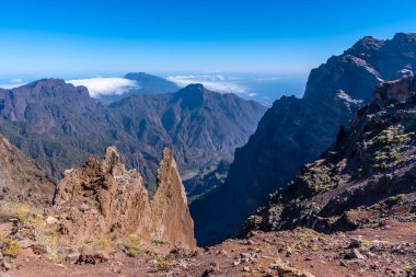 Roque de los Muchachos yakınlarındaki Caldera de Taburiente volkanının tepesi ve inanılmaz manzara, La Palma, Kanarya Adaları. İspanya
