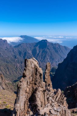 Bir yaz öğleden sonra, Roque de los Muchachos yakınlarındaki Caldera de Taburiente volkanının tepesi, La Palma, Kanarya Adaları. İspanya