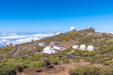 Roque de los Muchachos Ulusal Parkı 'nın yanında yürüyen genç bir adam Caldera de Taburiente, La Palma, Kanarya Adaları' nın tepesinde. İspanya