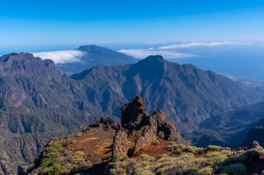 Bir yaz öğleden sonra, La Palma, Kanarya Adaları 'nda Roque de los Muchachos yakınlarındaki Caldera de Taburiente' de göz kamaştırıcı manzaralar. İspanya