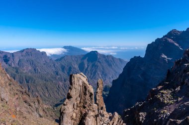 Bir yaz öğleden sonra, Roque de los Muchachos yakınlarındaki Caldera de Taburiente volkanının tepesi, La Palma, Kanarya Adaları. İspanya