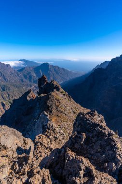 Caldera de Taburiente 'nin doğal bakış açısı bir yaz öğleden sonra Roque de los Muchachos yakınlarında, La Palma, Kanarya Adaları' nda. İspanya