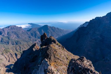 Caldera de Taburiente 'nin doğal bakış açısı bir yaz öğleden sonra Roque de los Muchachos yakınlarında, La Palma, Kanarya Adaları' nda. İspanya