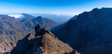 Caldera de Taburiente 'nin doğal bakış açısı bir yaz öğleden sonra Roque de los Muchachos yakınlarında, La Palma, Kanarya Adaları' nda. İspanya