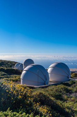 Caldera de Taburiente 'deki Roque de los Muchachos gözlemevlerinde bir yaz öğleden sonra La Palma, Kanarya Adaları' nda fındık denizi vardı. İspanya