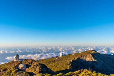 Caldera de Taburiente 'deki Roque de los Muchachos gözlemevlerinde bir yaz öğleden sonra La Palma, Kanarya Adaları' nda fındık denizi vardı. İspanya