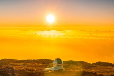 Caldera de Taburiente 'de bulunan Grantecan optico del Roque de los Muchachos adlı büyük kanarya teleskobu, La Palma, Kanarya Adaları' nda güzel bir turuncu gün batımında. İspanya
