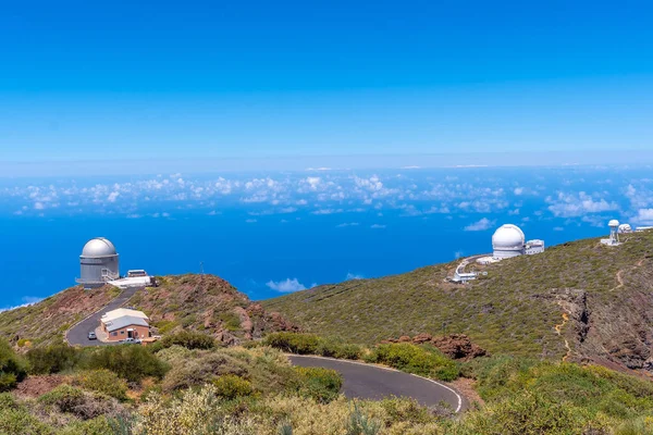 Caldera de Taburiente, La Palma, Kanarya Adaları 'ndaki Roque de los Muchachos tepesinden teleskoplar. İspanya