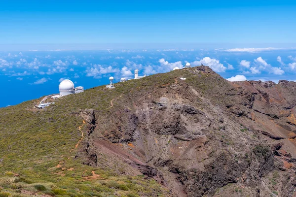 Caldera de Taburiente, La Palma, Kanarya Adaları 'ndaki Roque de los Muchachos tepesinden teleskoplar. İspanya
