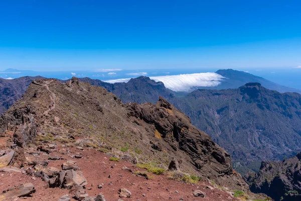 Caldera de Taburiente, La Palma, Kanarya Adaları 'nın tepesindeki Roque de los Muchachos' un tepesine kadar olan yolu gösteriyor. İspanya