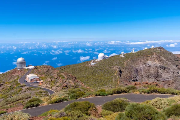 Roque de los Muchachos Ulusal Parkı 'nın teleskopları Caldera de Taburiente, La Palma, Kanarya Adaları' nın tepesinde. İspanya
