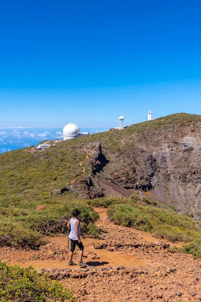 Eine Junge Frau Geht Neben Den Teleskopen Des Nationalparks Roque — Stockfoto