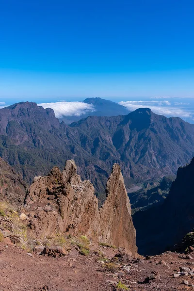 Roque de los Muchachos yakınlarındaki Caldera de Taburiente volkanının tepesi ve inanılmaz manzara, La Palma, Kanarya Adaları. İspanya